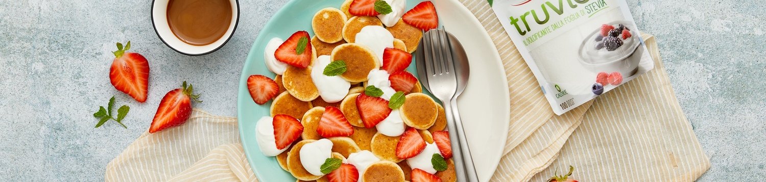 Mini pancakes alla stevia e cannella con fragole e yogurt greco (Truvia)